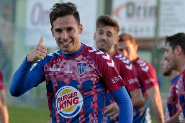 Borja Plaza hace un gesto de complicidad con la camiseta de la Gimnástica Segoviana la pasada temporada.