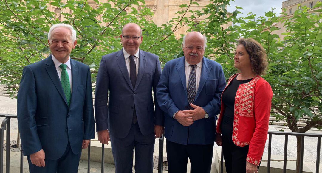 De izquierda a derecha, el director general de Gestión Económica del SAS; el alcalde de Jaén, Javier Márquez; el consejero de Sanidad, Jesús Aguirre, y la viceonsejera de Salud, Catalina García.