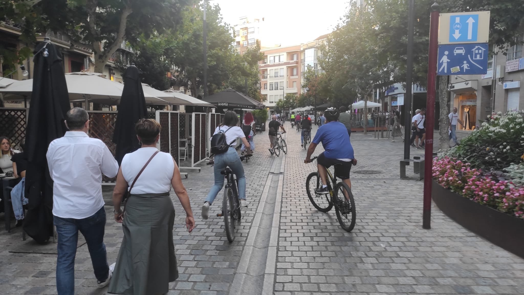 Ciclistas a pie y en sus bicis en la calle Bretón, en Logroño, de prioridad peatonal | Logroño en Bici - Ecologistas en Acción