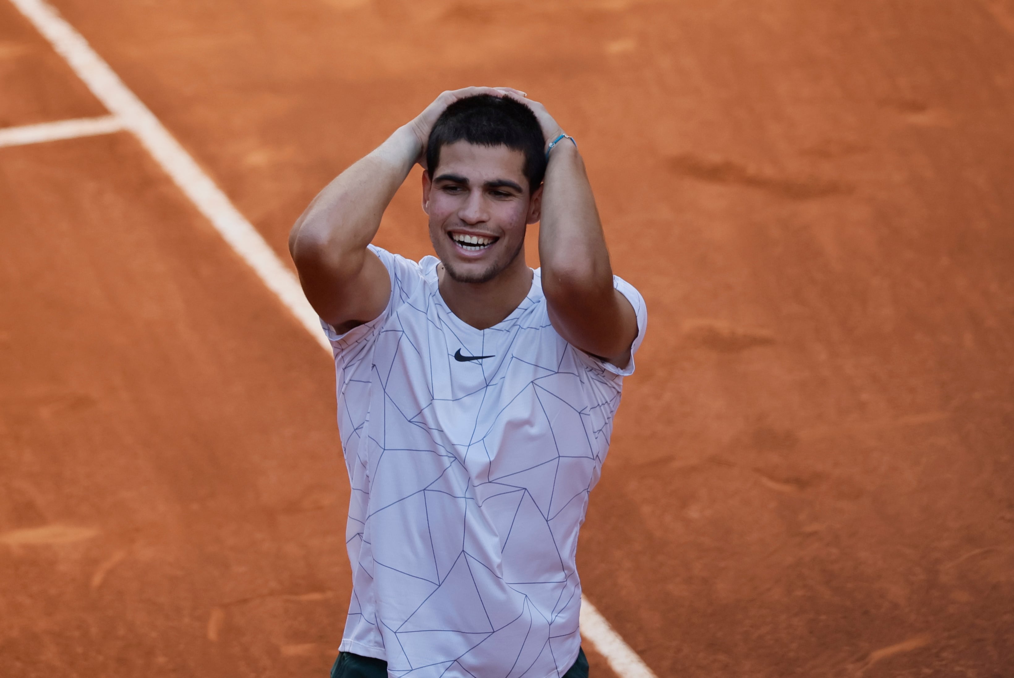 El tenista Carlos Alcaraz tras vencer a Rafa Nadal en el encuentro de cuartos de final del Mutua Madrid Open