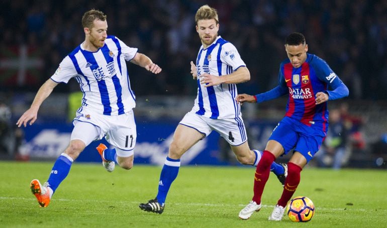 Zurutuza trata de robar un balón a Neymar ante la presencia de Illarramendi. En Riazor no podrán jugar juntos