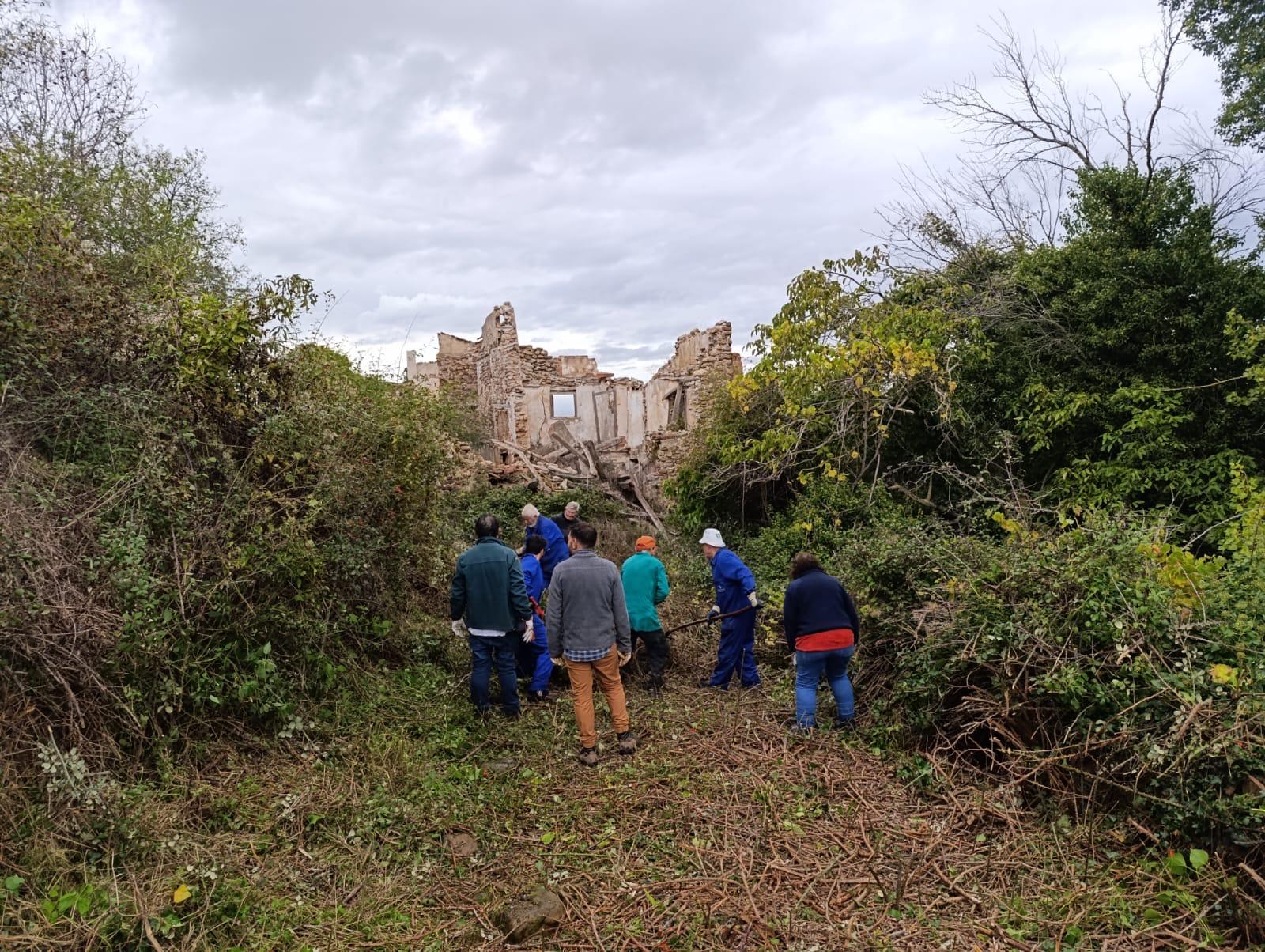 Los vecinos de Oteruelo desbrozan el pueblo