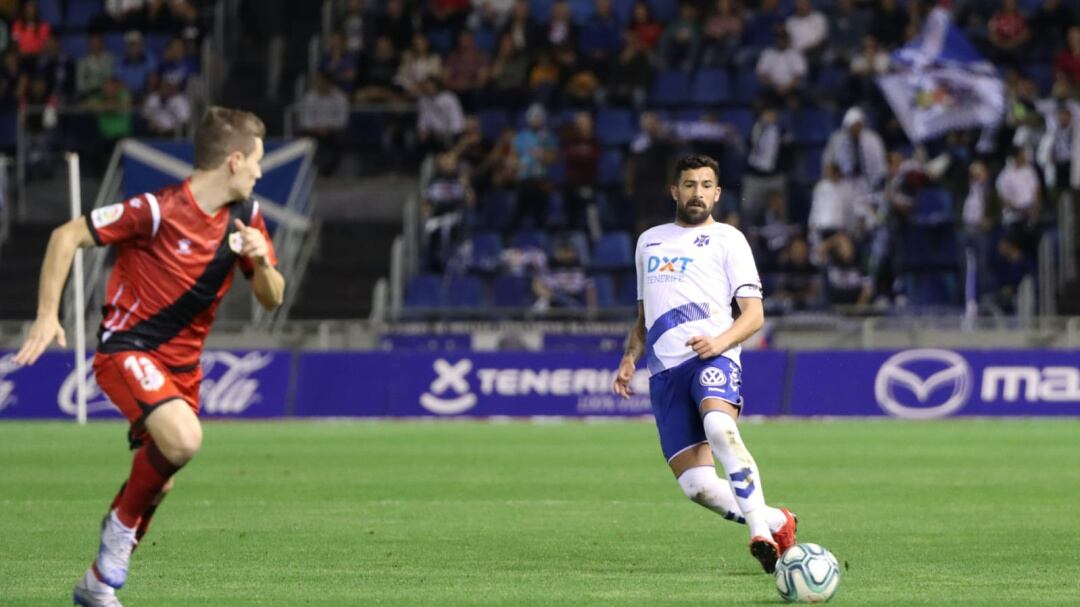 Un momento del encuentro entre el CD Tenerife y el Rayo Vallecano en el Heliodoro Rodríguez López