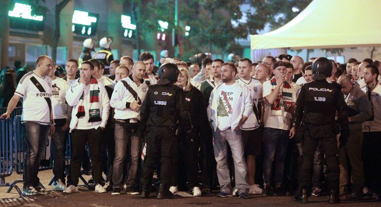 Abans del partit contra el Real Madrid, alguns aficionats del Legia de Varsòvia es van enfrontar a la policia als voltants de l'estadi Santiago Bernabeu