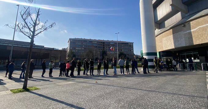 Colas en El Sardinero para retirar las entradas del Amorebieta-Racing