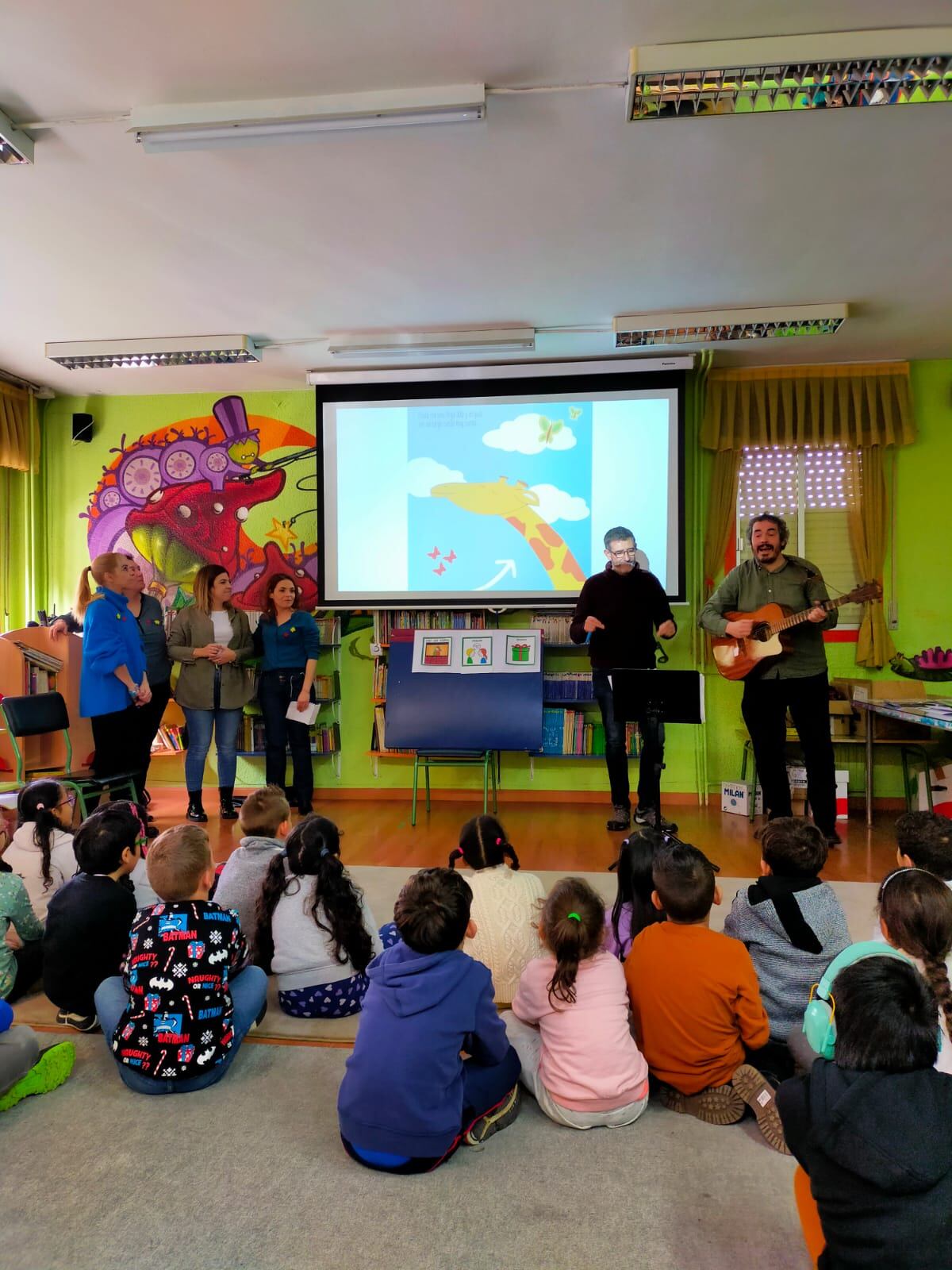 Niños y padres en un colegio fuenlabreño durante una sesión para concienciar sobre el TEA.