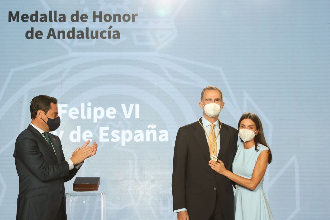 El Rey, Felipe VI, recibe la medalla de honor de Andalucía junto a la Reina Letizia. 