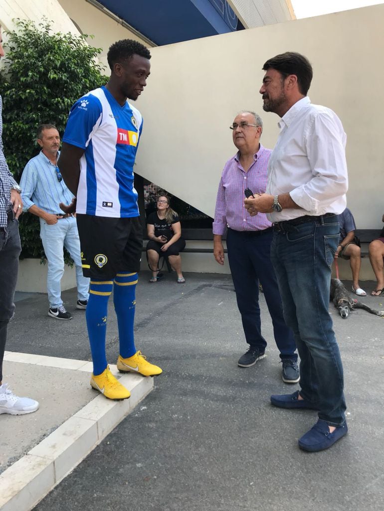 Stephane Emaná conversa con el alcalde de Alicante, Luis Barcala