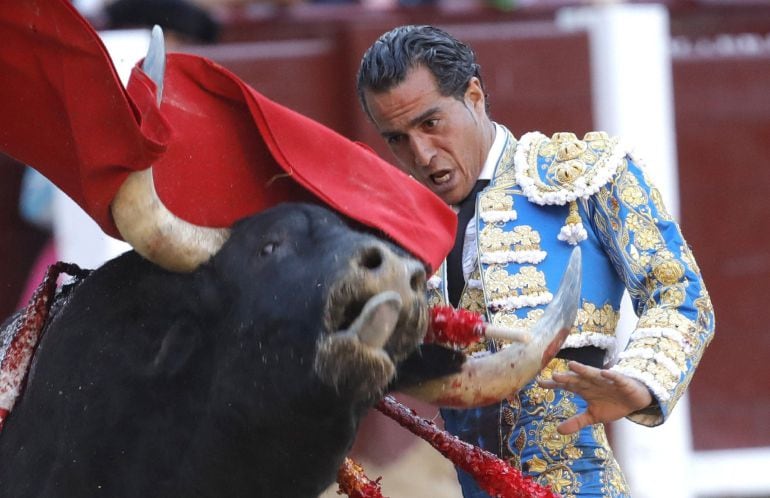 Fotografía de archivo del diestro Iván Fandiño durante su faena en una de las corridas de la última Feria de San Isidro, en la Plaza de las Ventas en Madrid. 