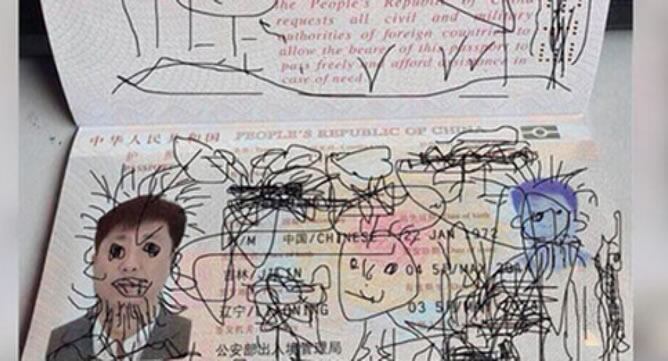 La travesura de un pequeño con el pasaporte chino de su padre.