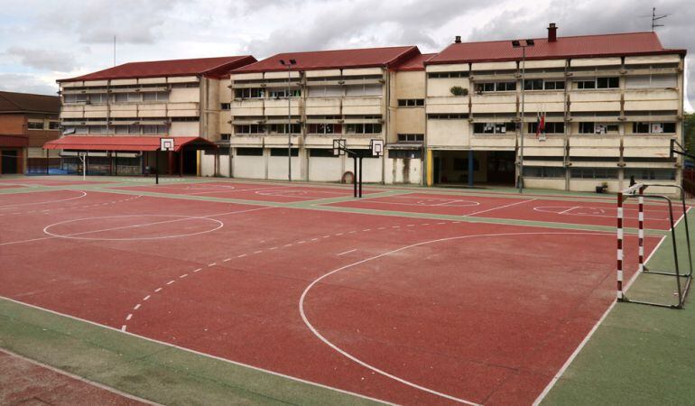 Niños en riesgo de exclusión social participan en los campamentos municipales para garantizar su alimentación. 