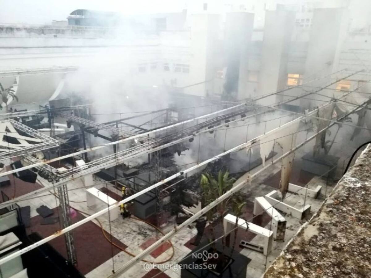 Extinguido un incendio en el mobiliario de una discoteca en la Cartuja