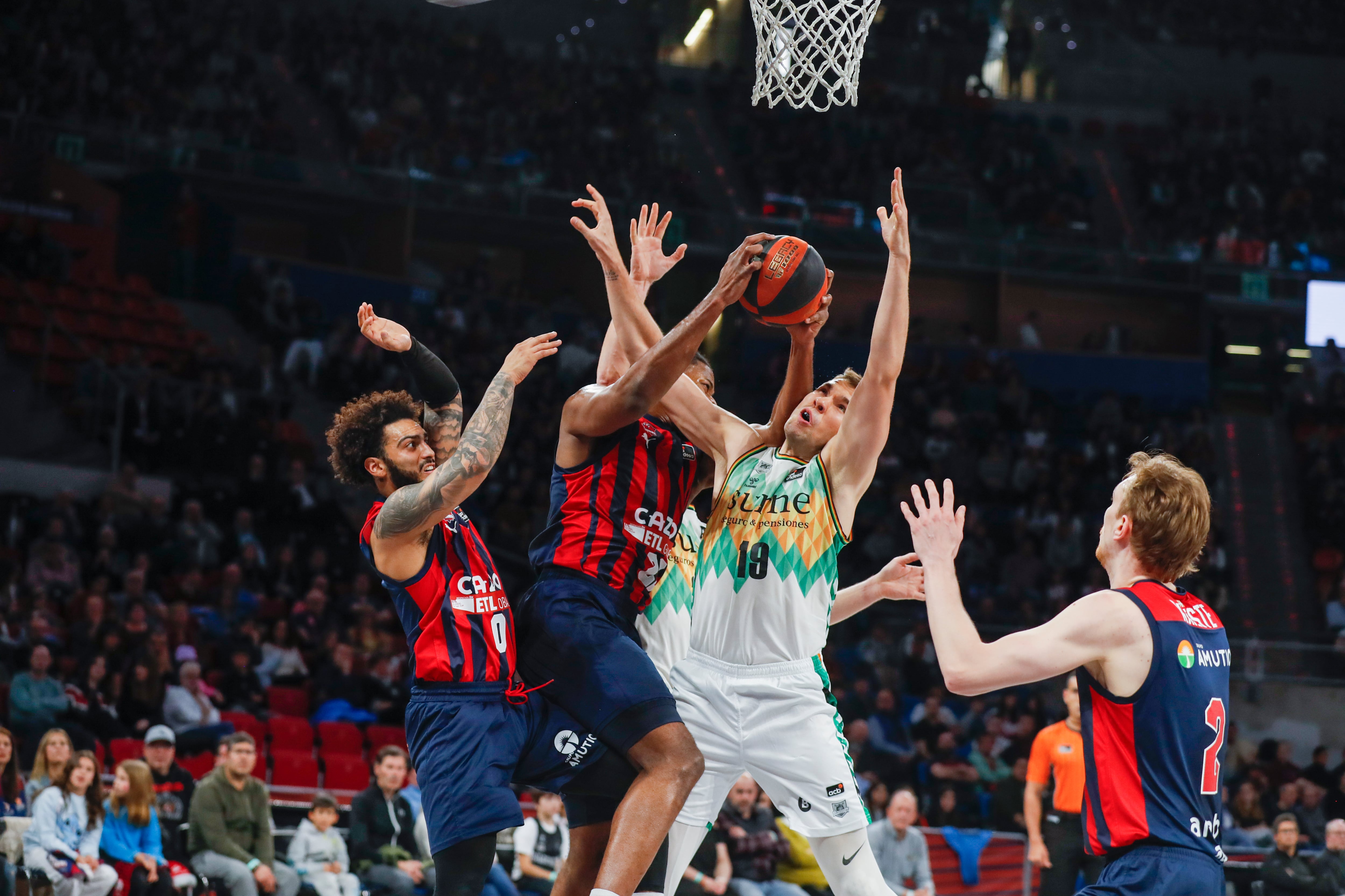 Emir Sulejmanovic (2d) rodeado de jugadores del Cazoo Baskonia durante el partido de Liga Endesa de baloncesto que se disputa este domingo en el Fernando Buesa Arena.