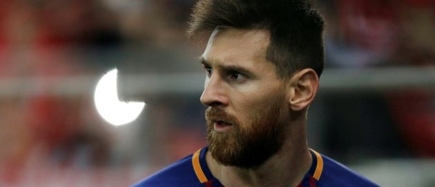 Messi mira a sus compañeros