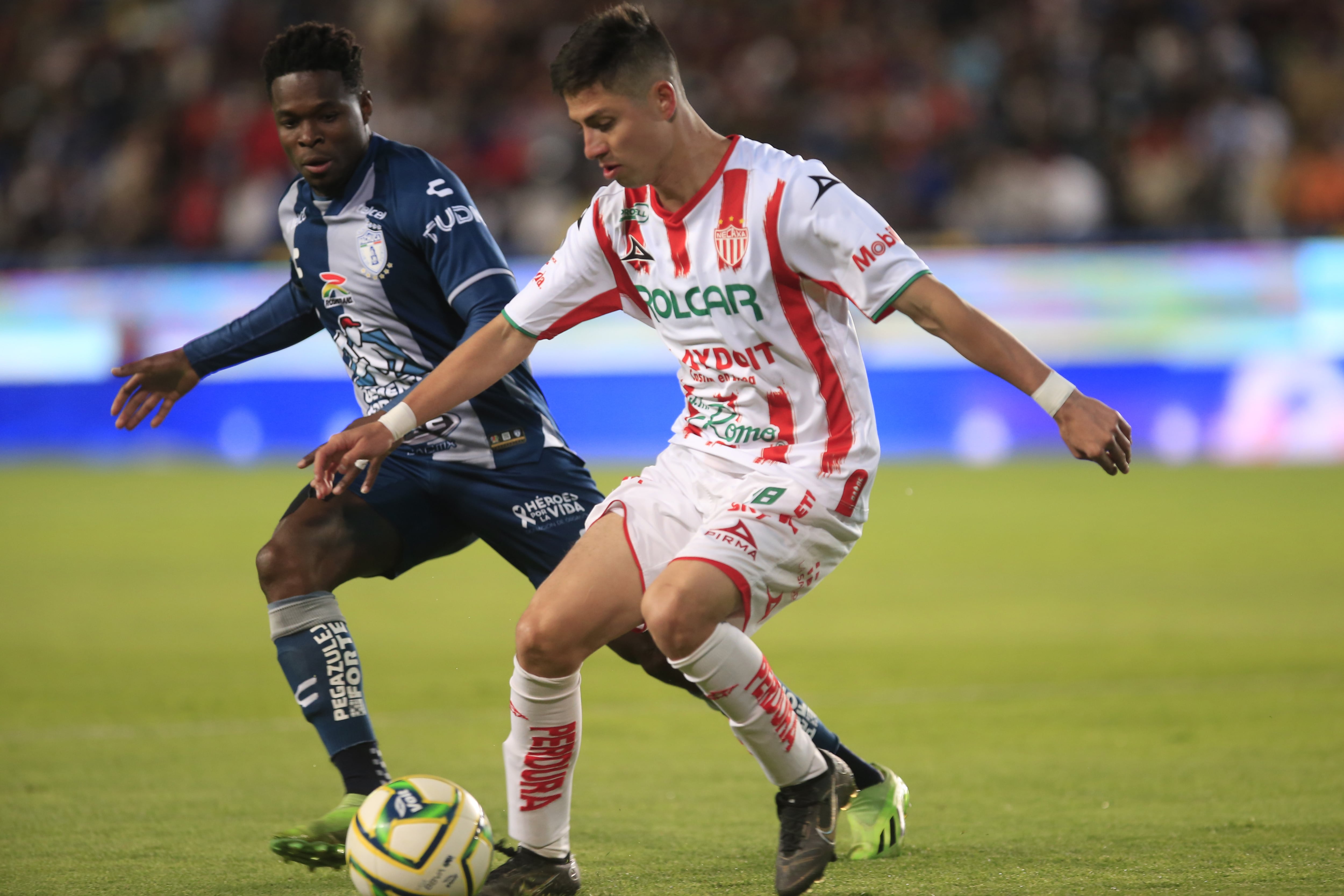 Aviles Hurtado, de Pachuca, disputa el balón con Brayan Garnica de Necaxa, durante el partido por la cuarta jornada del torneo Clausura 2023 de la Liga MX del fútbol mexicano 