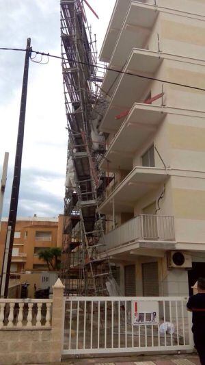Andamio desplazado por el viento en un edificio de la playa de Xeraco