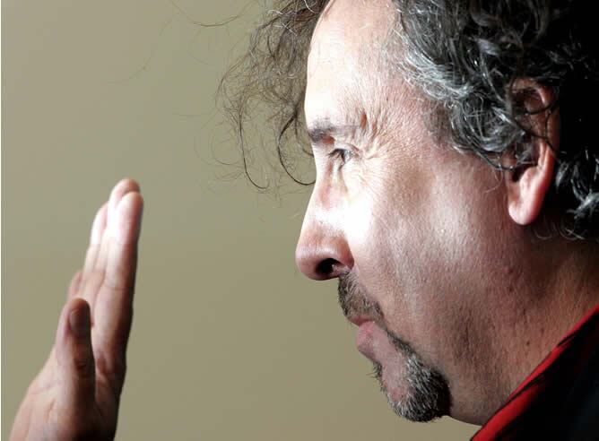 Tim Burton posa para la prensa en Venecia.
