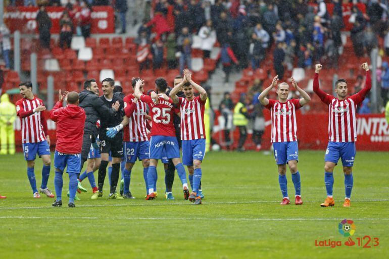 Los jugadores del Sporting celebran la victoria ante el Albacete.