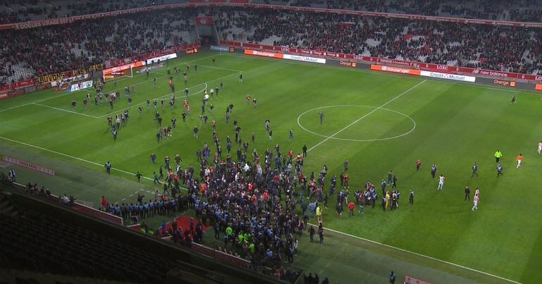 Imagen del cordón de seguridad que evitó mayores altercados en el partido entre el Lille y el Montpellier en Francia