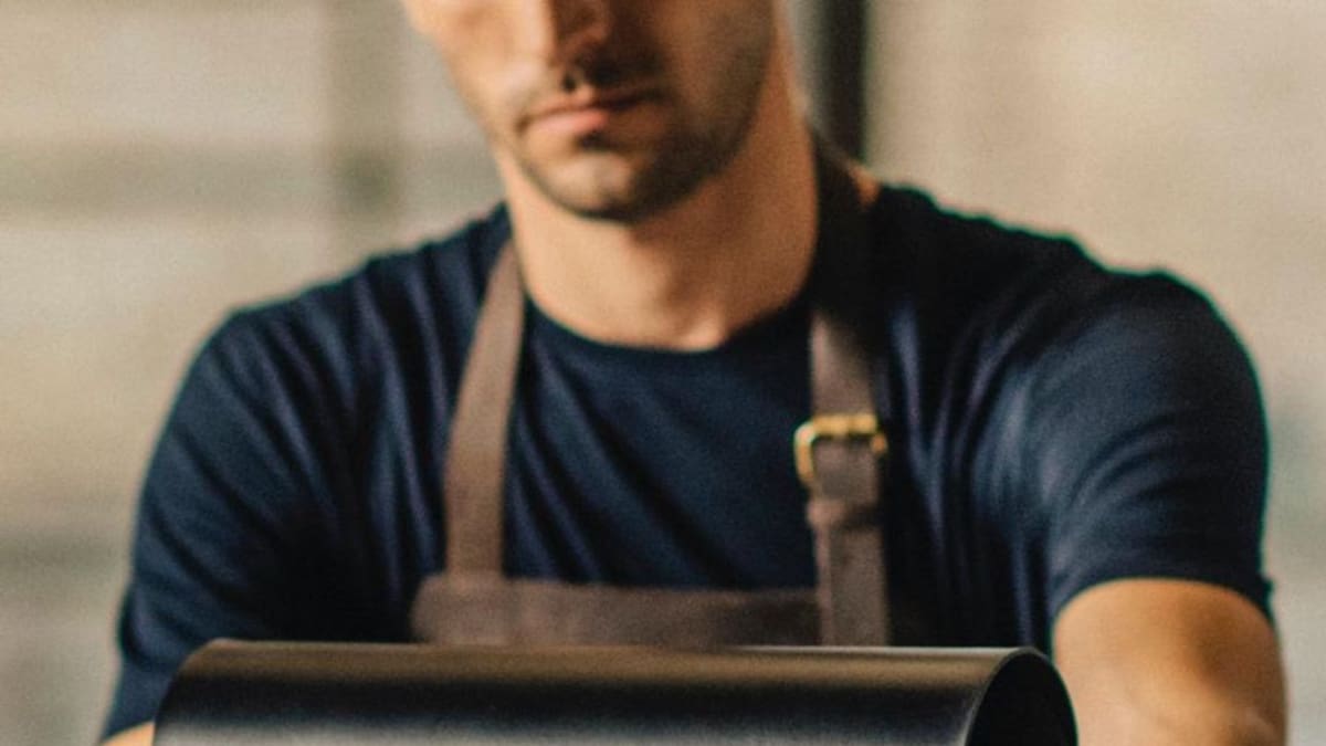 Diseñadores valencianos cambian el maletín de la MInistra de Educación