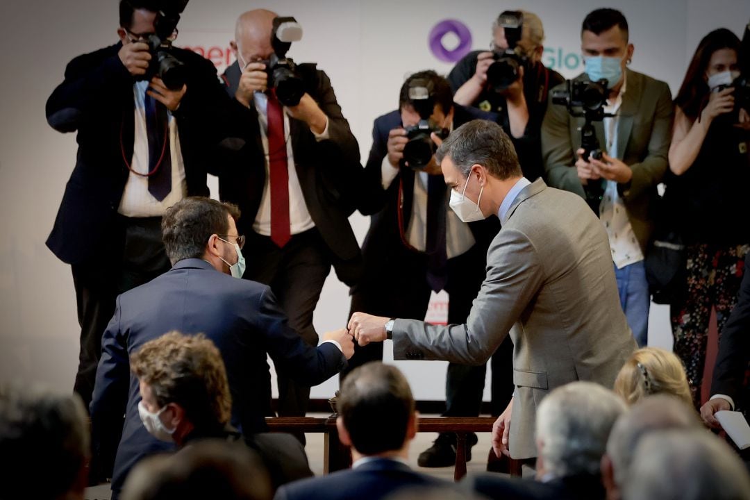 Saludo entre Pere Aragonès y Pedro Sánchez el pasado 7 de junio en Barcelona. 