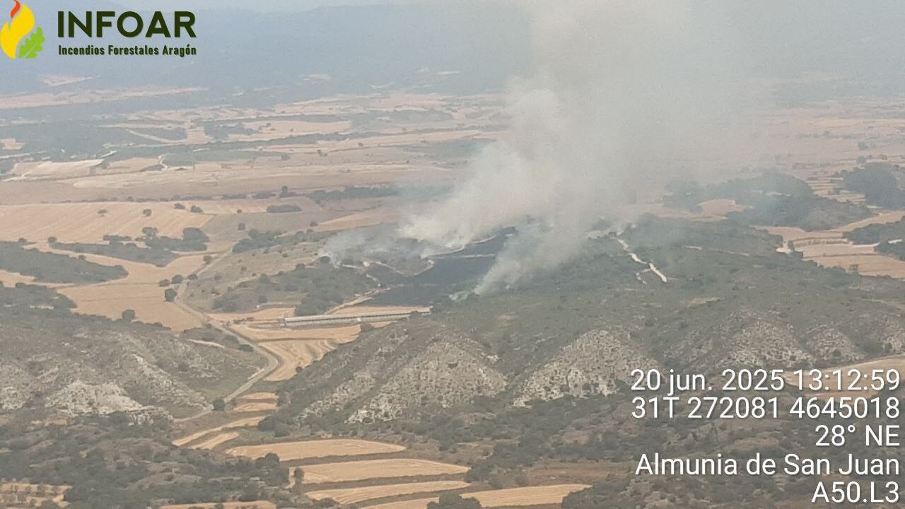 Imagen aérea del incendio en La Almunia de San Juan tomada a las 13:12 horas. Foto: INFOAR
