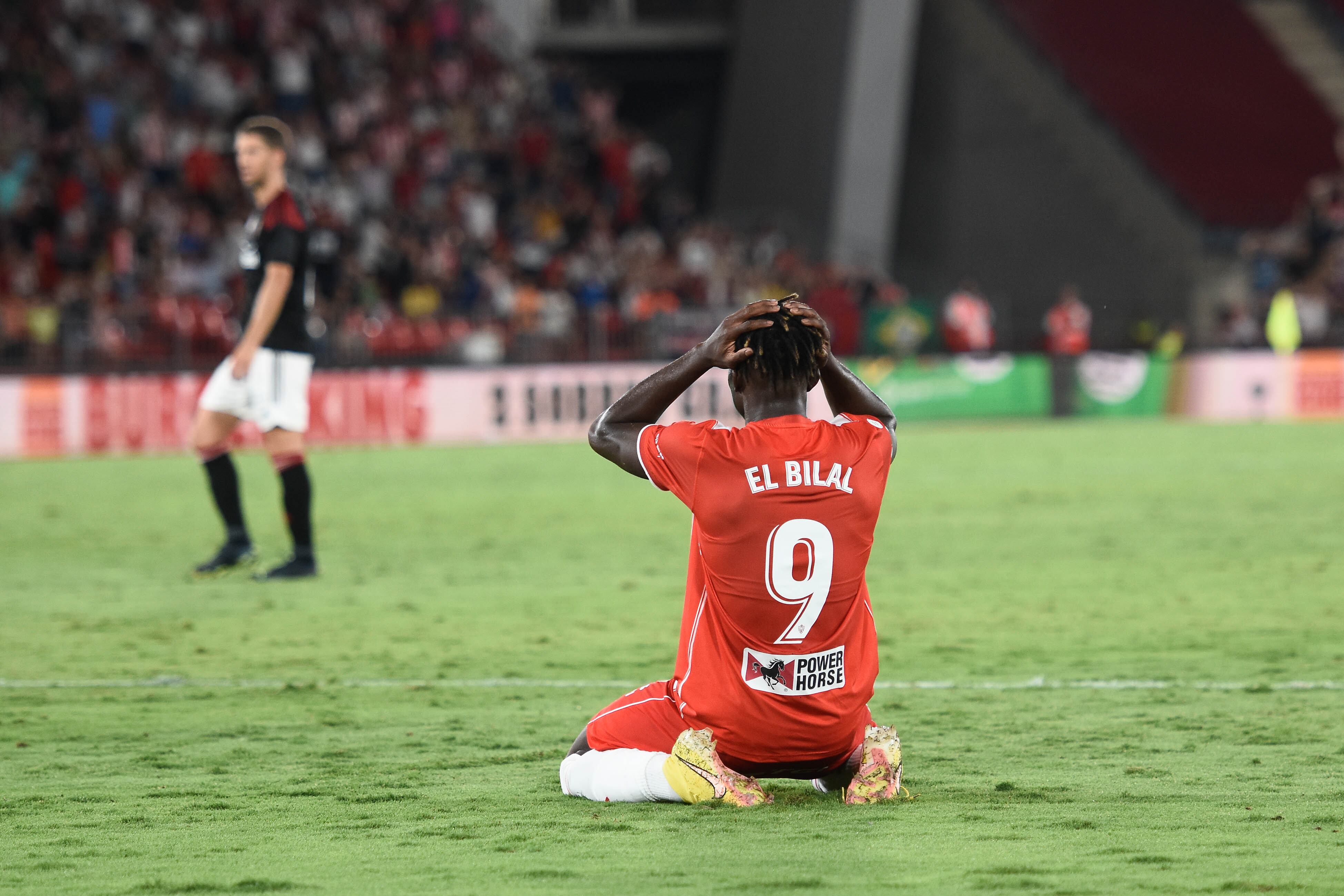 Touré se lamenta en el Almería-Osasuna.