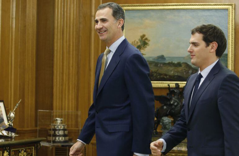 El Rey Felipe recibe al presidente de Ciudadanos, Albert Rivera, en el Palacio de la Zarzuela.