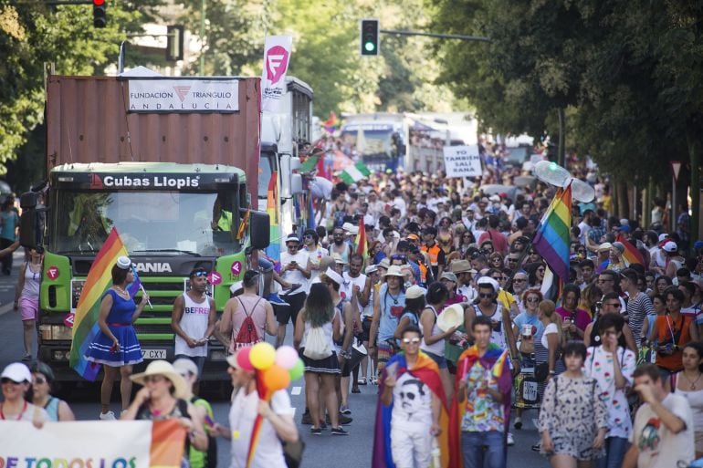 10 mil personas recorrieron las calles de la ciudad en la marcha del orgullo gay a pesar de las altas temperaturas. 