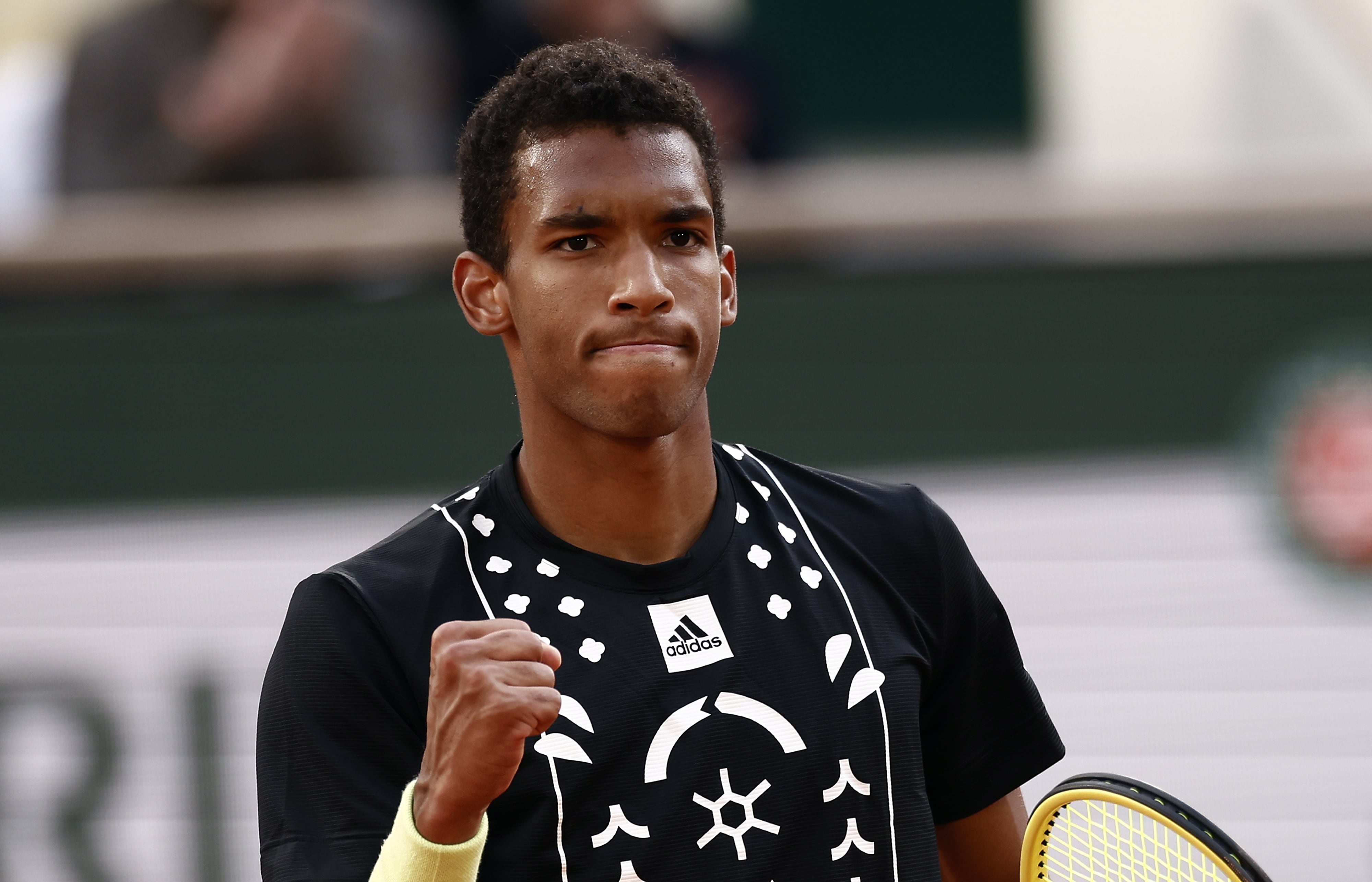 Felix Auger-Aliassime of Canada celebrando uno de los puntos logrados ante Rafa Nadal