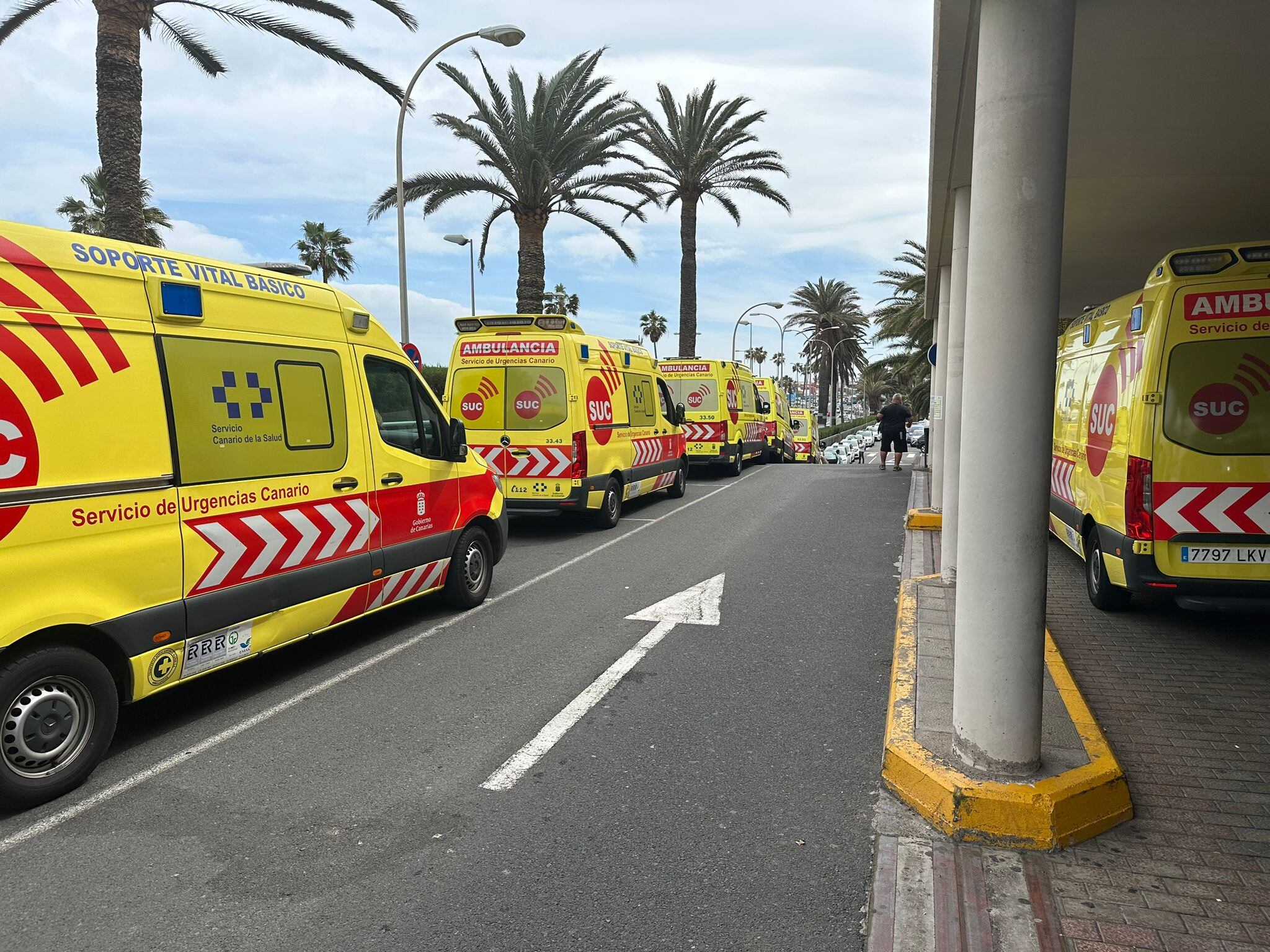 Las ambulancias hacen cola para poder ingresar a los pacientes