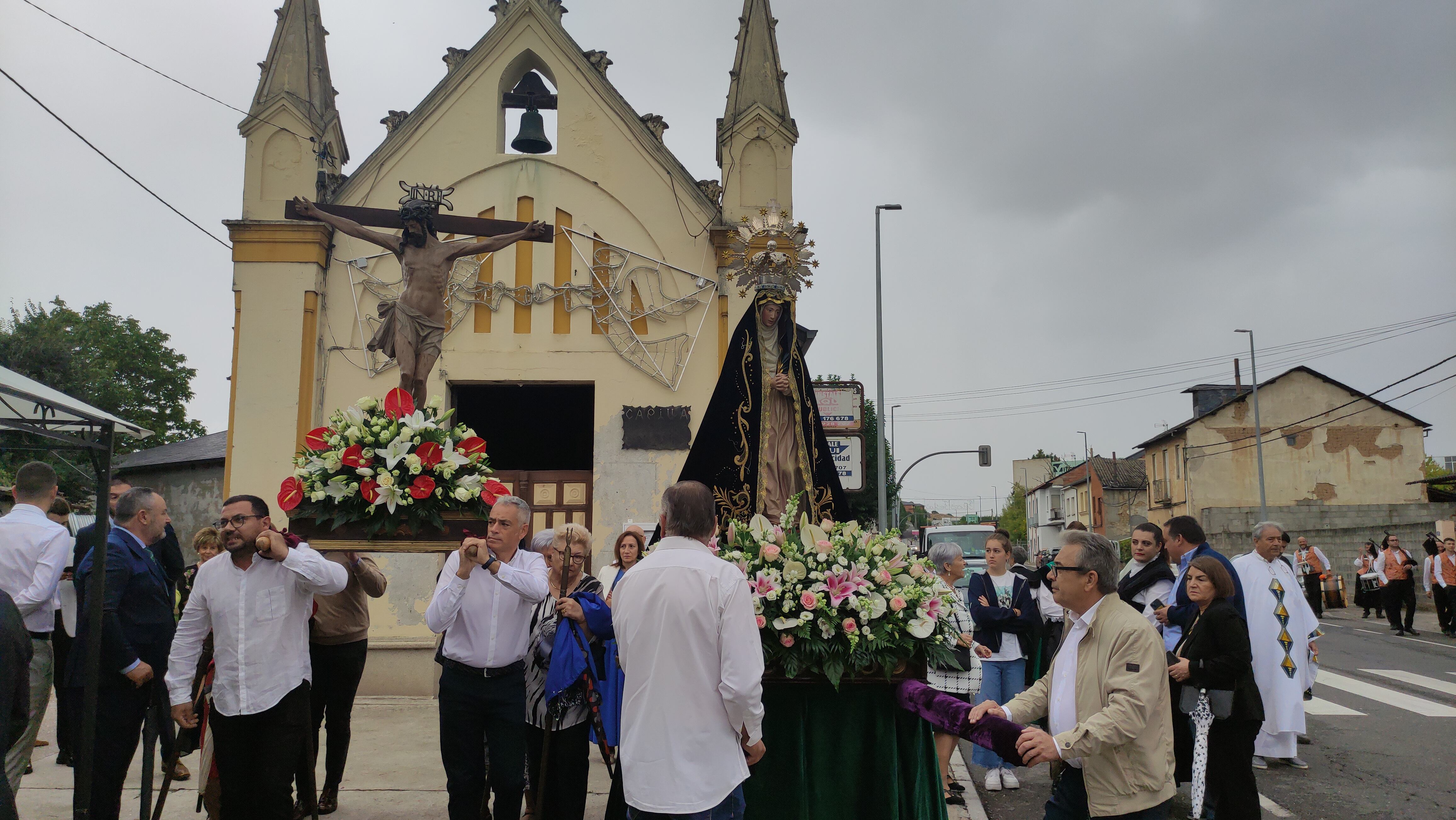 Las dos imágenes fuera de la ermita antes de que el aguacero obligase a trasladarlas en camión