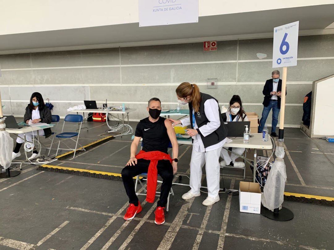 Sanitaria vacuna a un hombre en el Recinto Ferial de Pontevedra