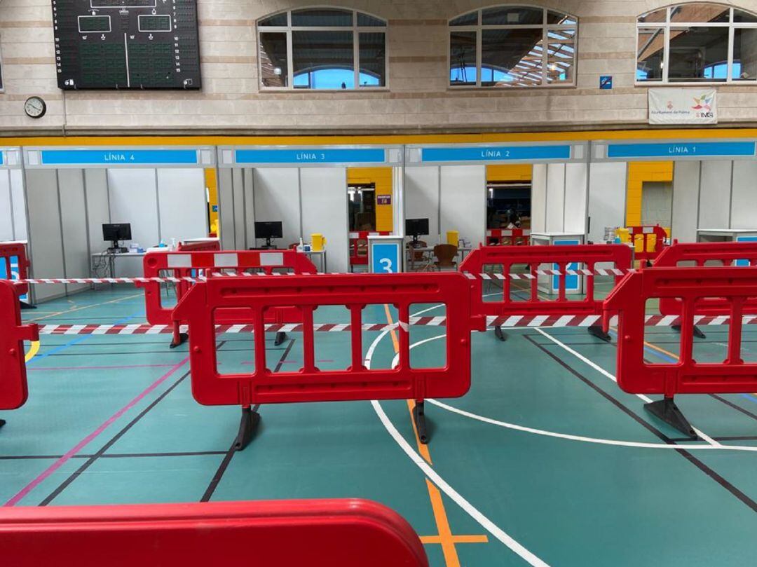 Líneas de vacunación en el Polideportivo Germans Escalas