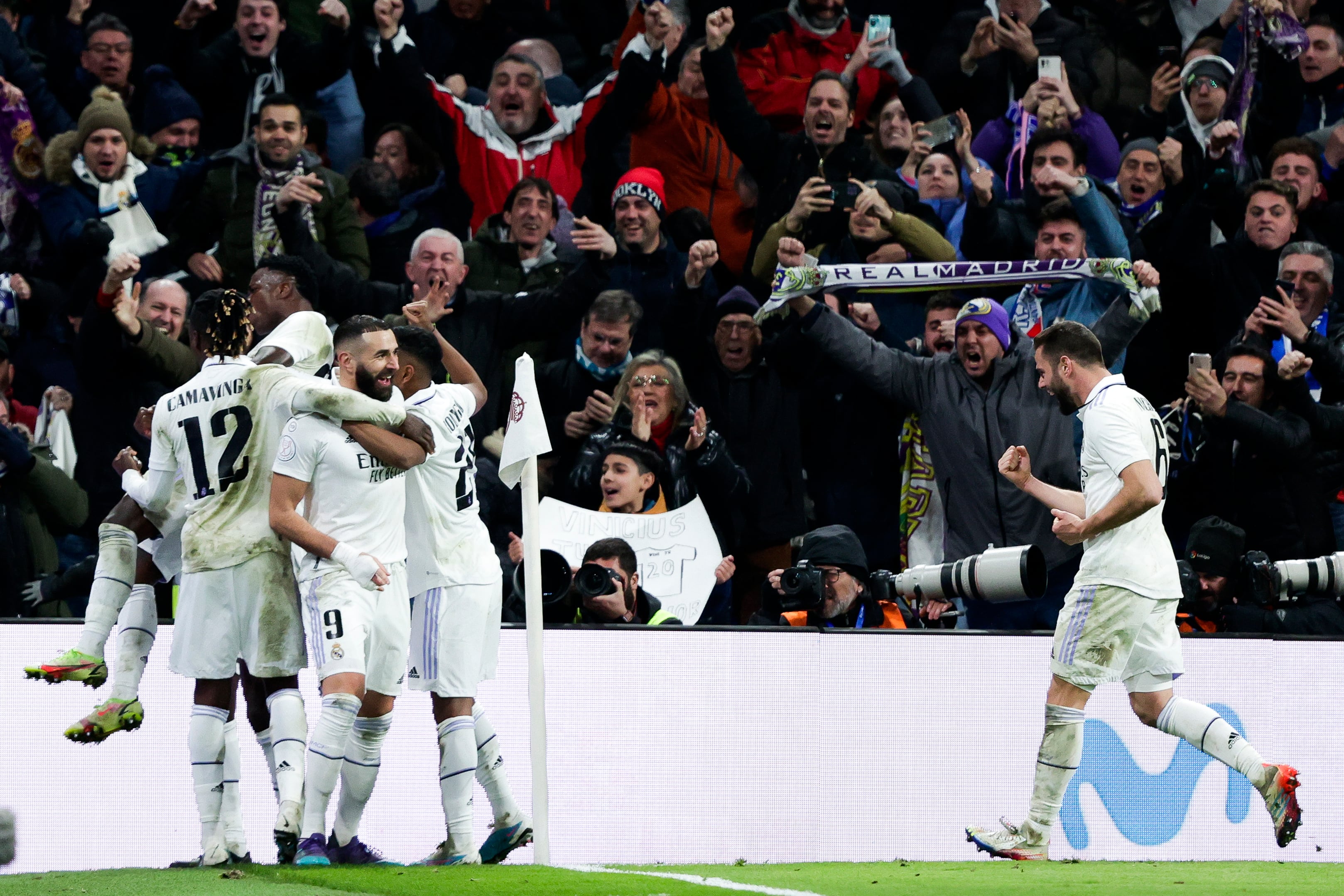 Celebración de jugadores madridistas del segundo tanto ante el Atlético de Madrid en cuartos de final de Copa del Rey.