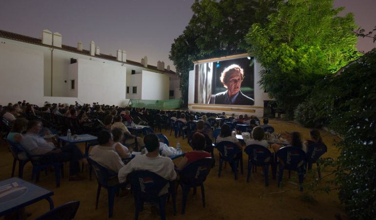 Asistentes a una proyección de un cine de verano