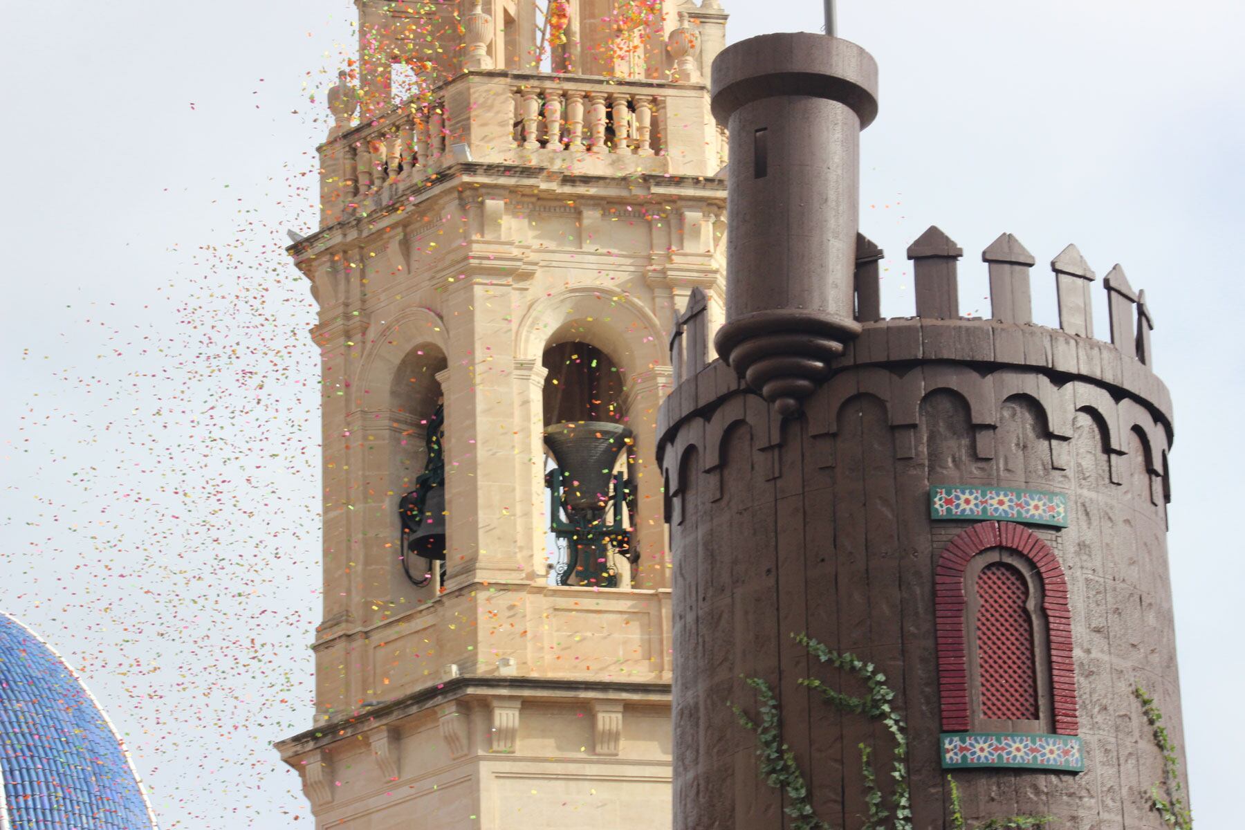 Las campanas de Santa María al tiempo que han sonado han lanzado 12.000 aleluyas desde el Campanario por iniciativa de la Colla de Campaners d'Alcoi