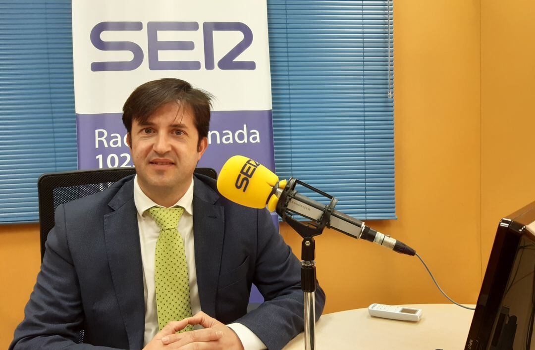 El alcalde de Churriana de la Vega, Antonio Narváez, en los estudios de Radio Granada