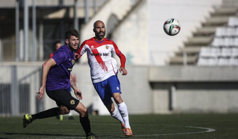 Vivi disputa un balón durante el partido