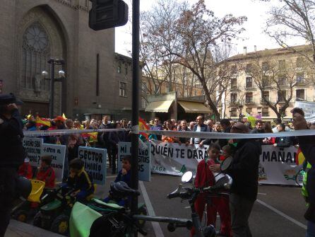 Agricultores concentrados a las puertas de la Consejería de Agricultura