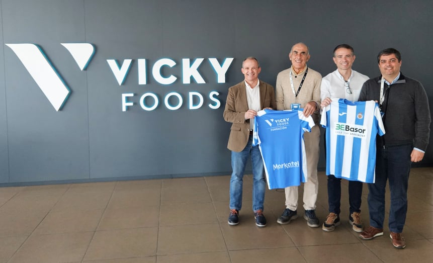 Miembros de la Fundación y del CF Gandia con las camisetas