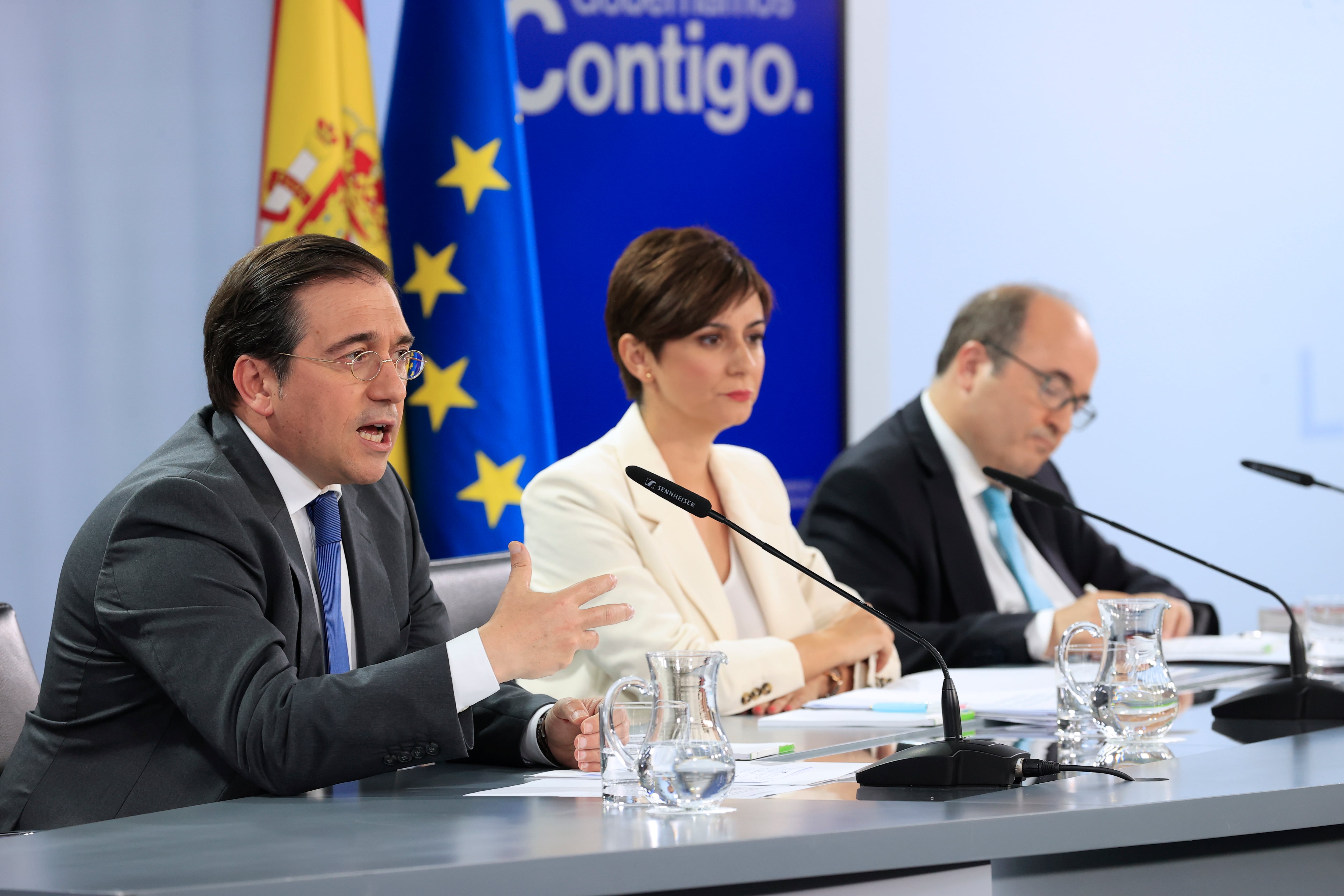 La portavoz del Gobierno y ministra de Política Territorial, Isabel Rodríguez, el ministro de Cultura, Miquel Iceta, y el ministro de Asuntos Exteriores, José Manuel Albares en la rueda de prensa tras la reunión semanal del Consejo de Ministros