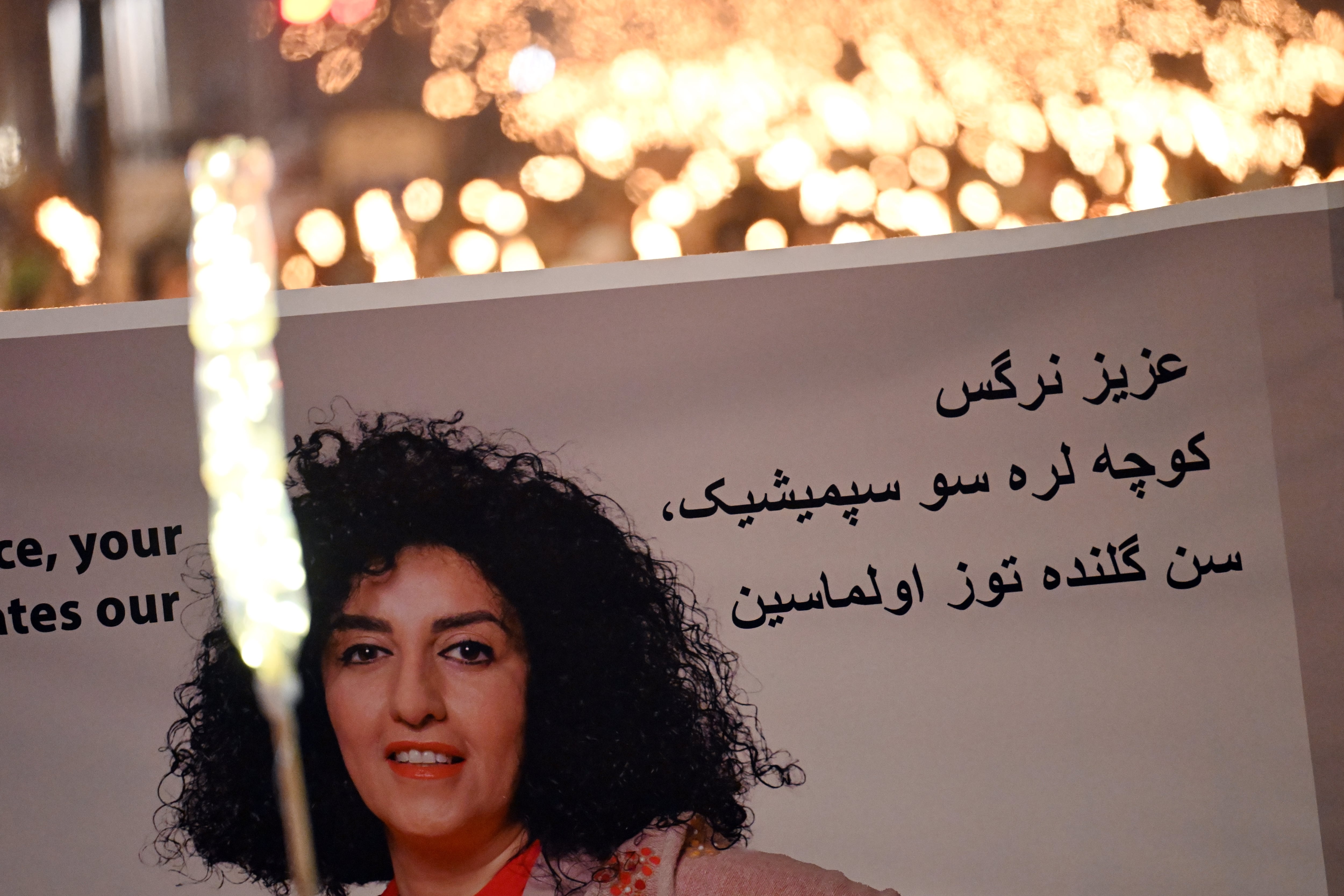 Una fotografía de Narges Mohammadi en un acto para exigir su liberación celebrado en Oslo en 2023, año en que ganó el Nobel de la Paz