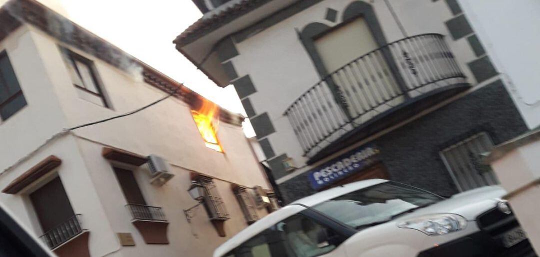 Imagen del incendio en la panadería en Carchelejo.