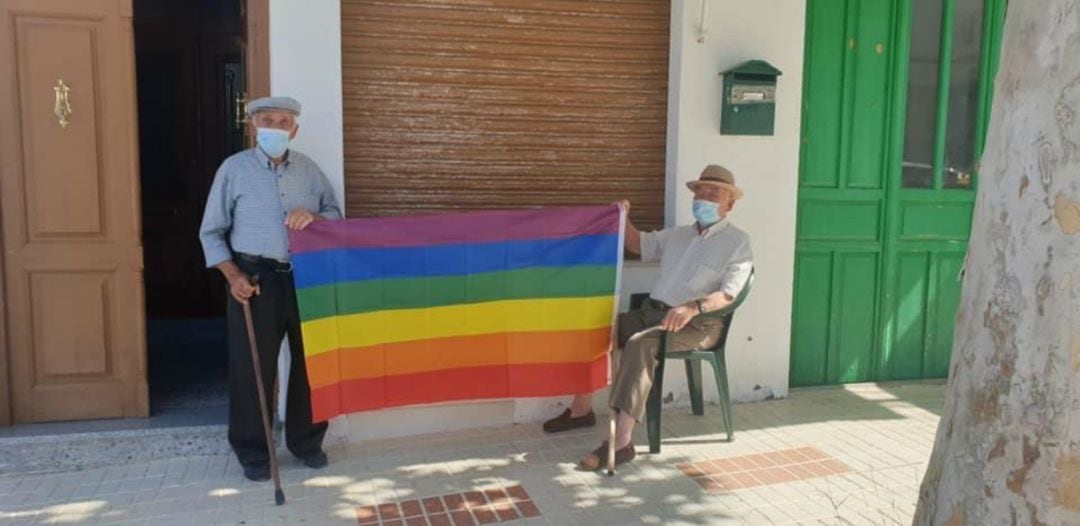 Vecinos de Villanueva de Algaidas con la bandera multicolor