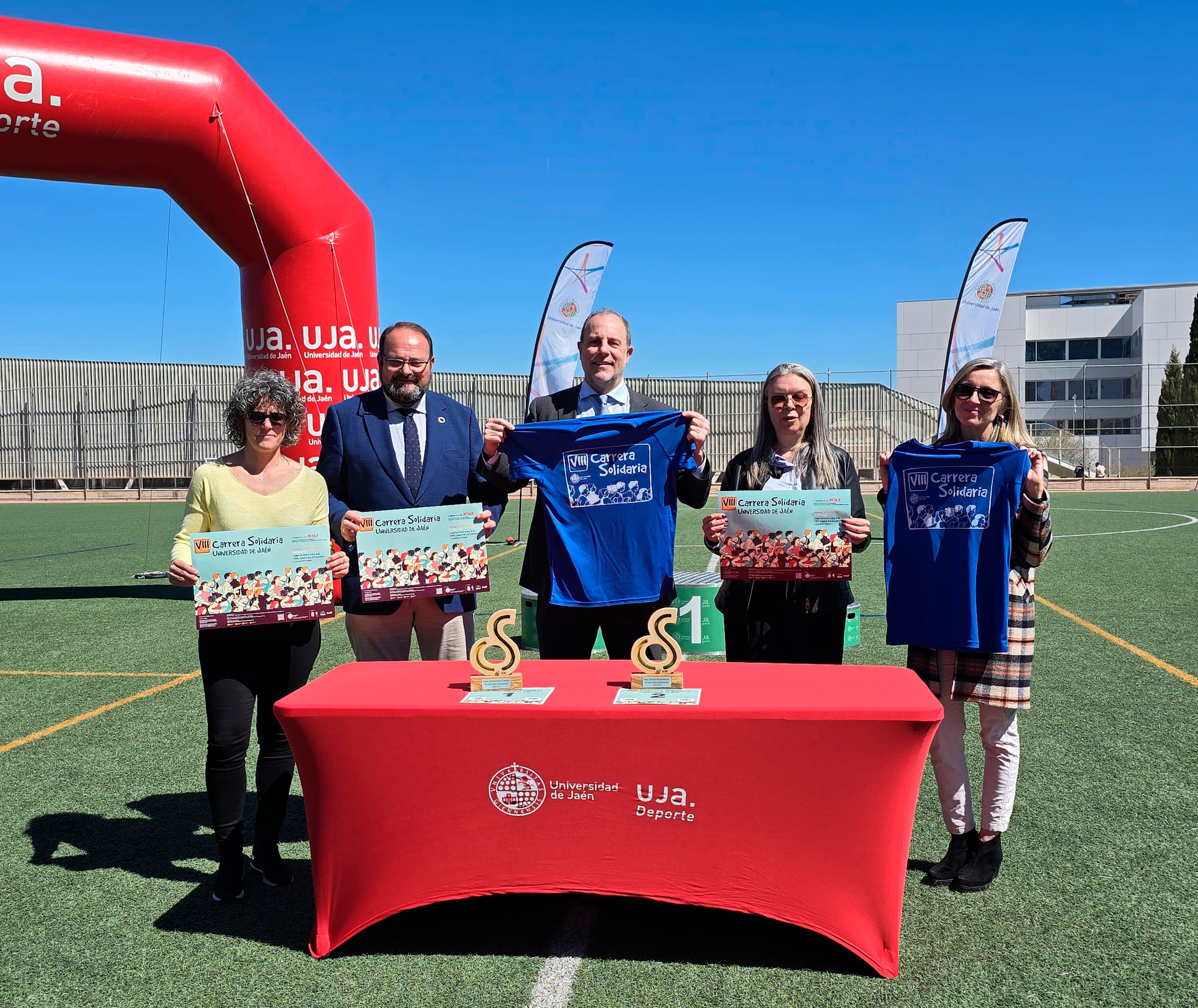 Gema Torres, Juan de Dios Carazo, Nicolás Ruiz, Ana Colmenero y Mª Teresa Pérez Giménez durante la presentación de la VIII Carrera Solidaria de la UJA.