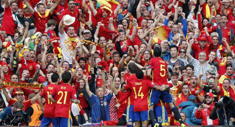Los jugadores de España celebran el gol de Piqué a la República Checa.