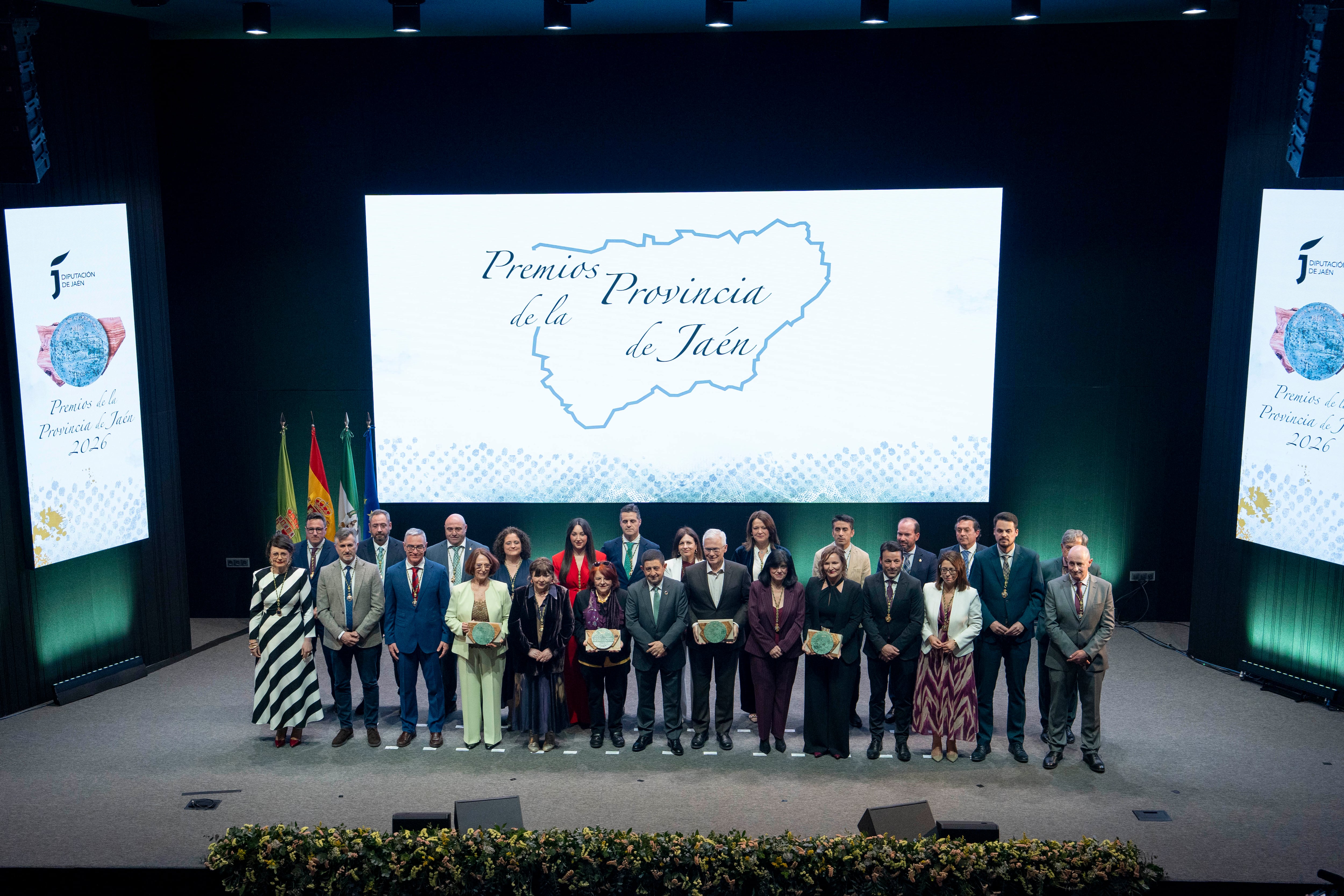 Foto de familia de los premiados y del equipo de gobierno de la Diputación de Jaén.