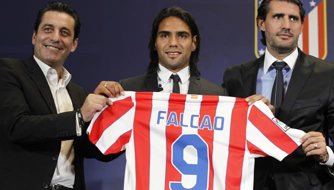 El exjugador portugués Paolo Futre, el jugador Radamel Falcao y el director deportivo del club, José Luis Pérez Caminero, durante la presentación del delantero colombiano como nuevo jugador del Atlético de Madrid, esta tarde en el estadio Vicente Calderón