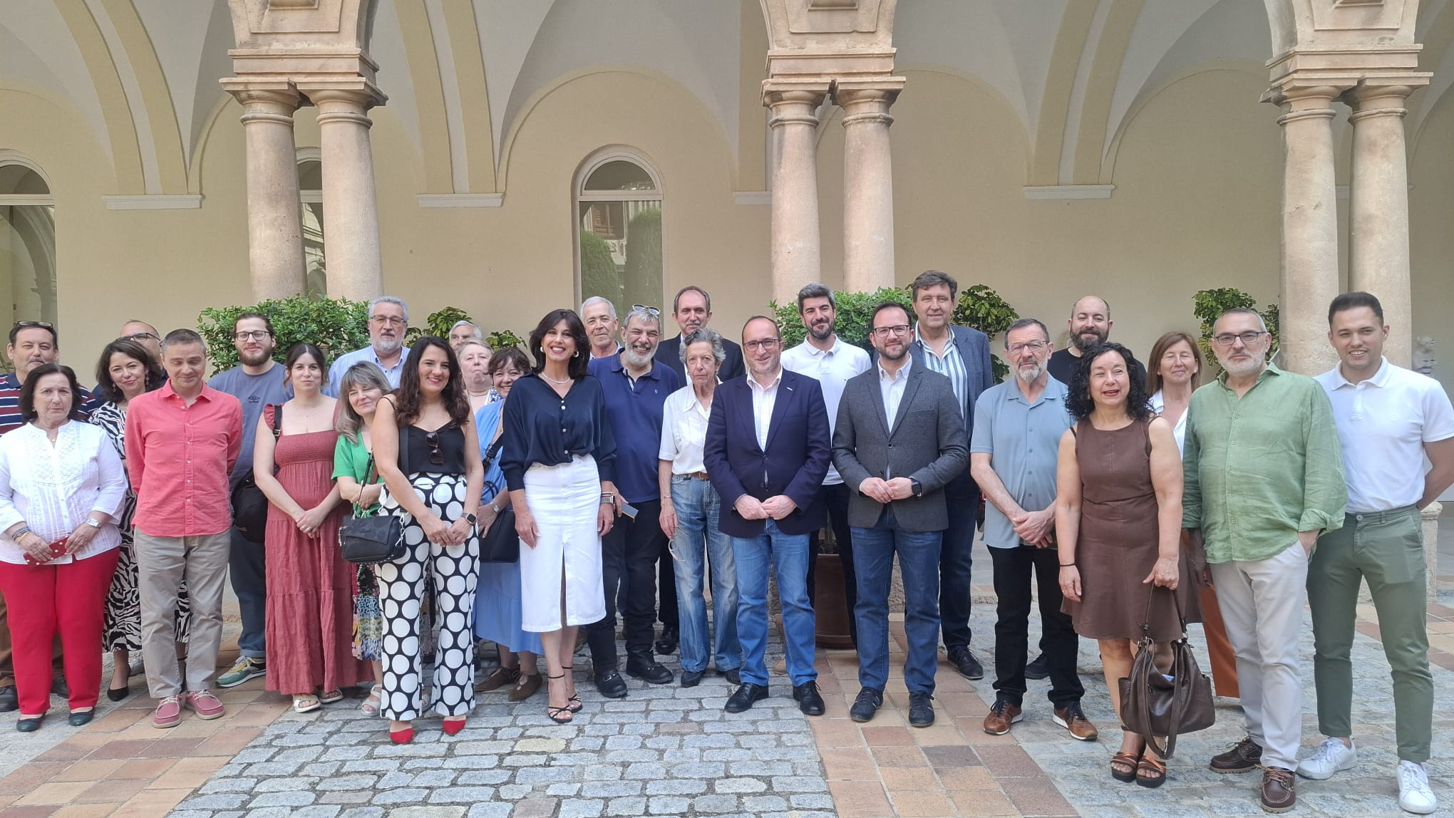 Foto de familia con los archiveros participantes, Ildefonso Alcalá, archivero de Jódar segundo por la derecha